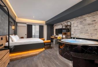Afflon Hotels Loft City has rooms with a private hot tub