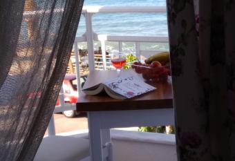 Cosy Apartment with Sea View has Balcony rooms