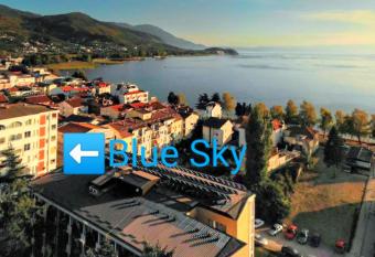 Central Lakeside Apartment has rooms with a private hot tub