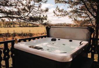 Keer Side Lodge, Luxury lodge with private hot tub at Pine Lake Resort allows 18 year olds to book a room