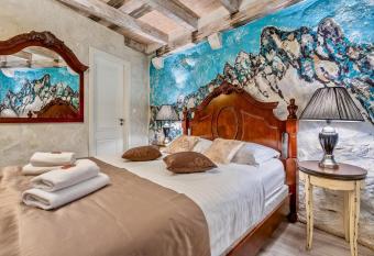 Historic Plaza Varos Split has Balcony rooms