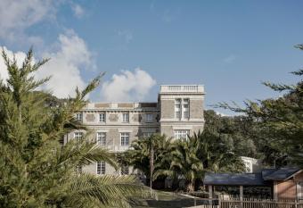 Villa Arthus-Bertrand allows 18 year olds to book a room