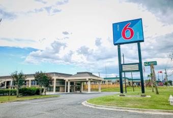 Studio 6 Dublin, Ga allows 18 year olds to book a room