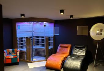 R  sidence La Poivri  re has rooms with a private hot tub