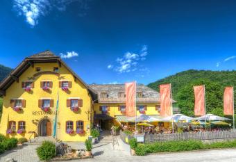 DEVA Hotel Alpengl  ck allows 18 year olds to book a room