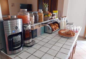 Martinique hostel allows 18 year olds to book a room