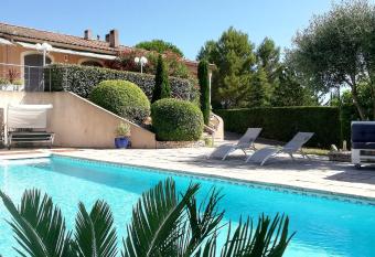 L   Antre d   Eux allows 18 year olds to book a room