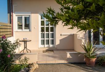 Studio Flower has Balcony rooms