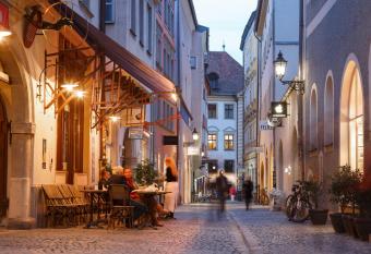 Hotel Orph  e - Gro  es Haus allows 18 year olds to book a room