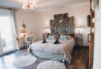 Au charme d antan allows 18 year olds to book a room