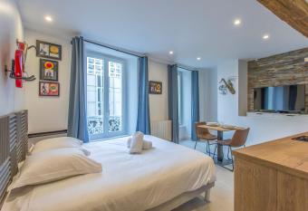 R   Studio 25 Hyper Centre allows 18 year olds to book a room