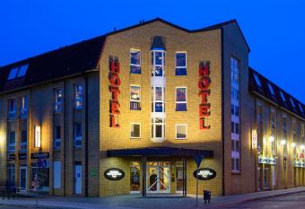 Hotel M  rkischer Hof allows 18 year olds to book a room