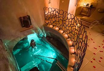 Pollicastro Boutique Hotel has rooms with a private hot tub