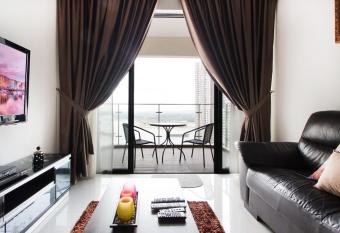 Cozy, High-Floor 2BR Suite at Country Garden Danga Bay, Free Parking allows 18 year olds to book a room