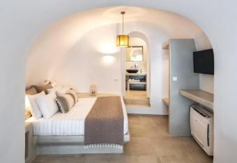 Hill Suites has rooms with a private hot tub