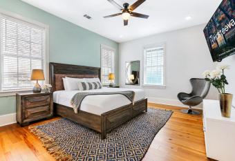 Hosteeva Amazing 4 BR Modern Condo with Balcony Near Frnch Quarter has Balcony rooms