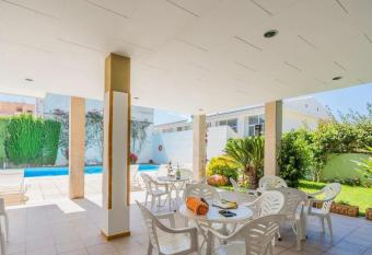 Apartamentos Bressol Deluxe allows 18 year olds to book a room