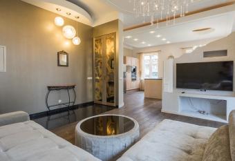 Grand Lehe Beach Apartment has rooms with a private hot tub