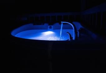 HOTEL, VILLAS y GLAMPINGS MYA -PUERTO VIEJO, Limon, CR has rooms with a private hot tub