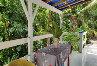 Maison Alpinia has Balcony rooms