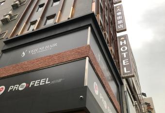 City Center Hotel allows 18 year olds to book a room