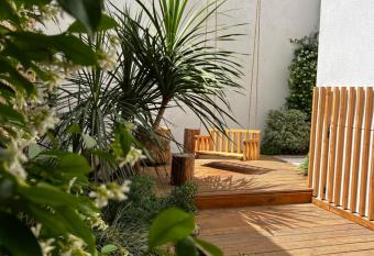 Lily l Acrobate Aubagne-Cassis-Aix en Provence has Balcony rooms