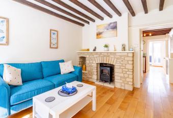 10 Ingram Street cottage with courtyard garden allows 18 year olds to book a room