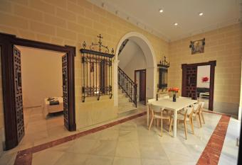 Palacio Centro Terraza 8 dormitorios has Balcony rooms