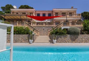 Villa Chef Cuisine has Smoking/Balcony rooms