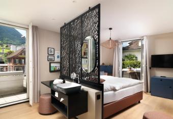 Boutique Hotel Stanserhof has rooms with a private hot tub