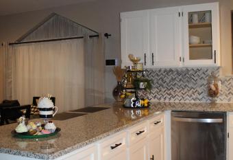 2 Bed Condo-The Greens at Thousand Hills-Coffee Bar has Balcony rooms