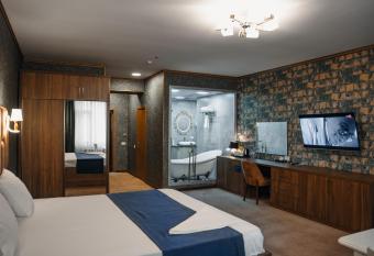 Alison Hotel has rooms with a private hot tub