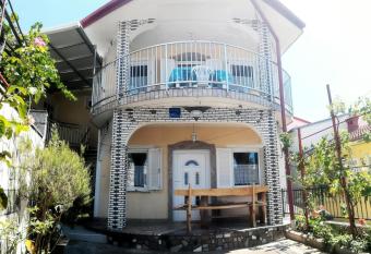 Ross Studio Apartments has Balcony rooms