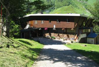 Auberge de Jeunesse HI Le Mont-Dore allows 18 year olds to book a room