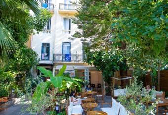 Auberge de Jeunesse HI Nice Les Cam  lias allows 18 year olds to book a room
