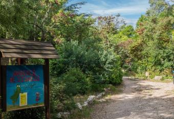 Auberge de Jeunesse HI N  mes allows 18 year olds to book a room