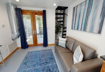 Creek View has Balcony rooms