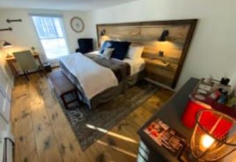 Farm Road Estate has Balcony rooms