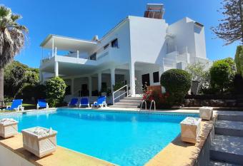 Vila Hibisco by Garvetur allows 18 year olds to book a room