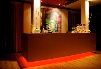 Maxhotel allows 18 year olds to book a room