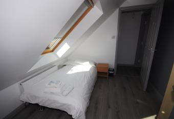 Family Holiday Home With Hot Tub Sleeps 8 has rooms with a private hot tub