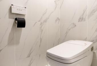 Brown-Dot Hotel Minam has rooms with a private hot tub