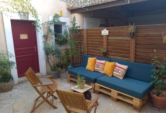 studio cosy    10 minutes de N  mes has Balcony rooms