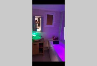 Appartement front Vieux Port tout option jacuzzi has rooms with a private hot tub