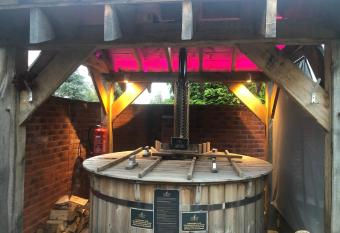 Herons Reach has rooms with a private hot tub