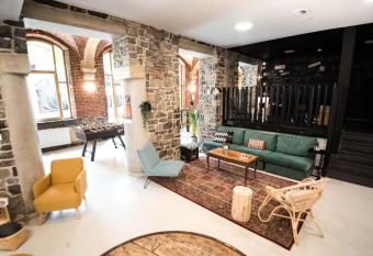 Li  ge Youth Hostel allows 18 year olds to book a room