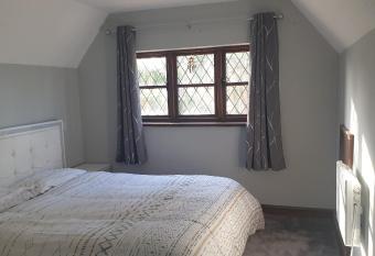 The Reading whole apartment with private lake and gardens allows 18 year olds to book a room