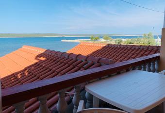 Apartment 4 Persons - direct by the sea allows 18 year olds to book a room