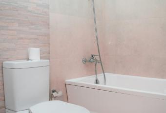 Tarshish Villa - Colombo has rooms with a private hot tub