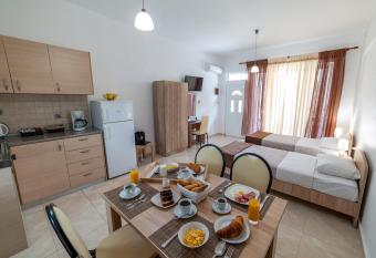 Artemis Studios - Pool and garden has Balcony rooms